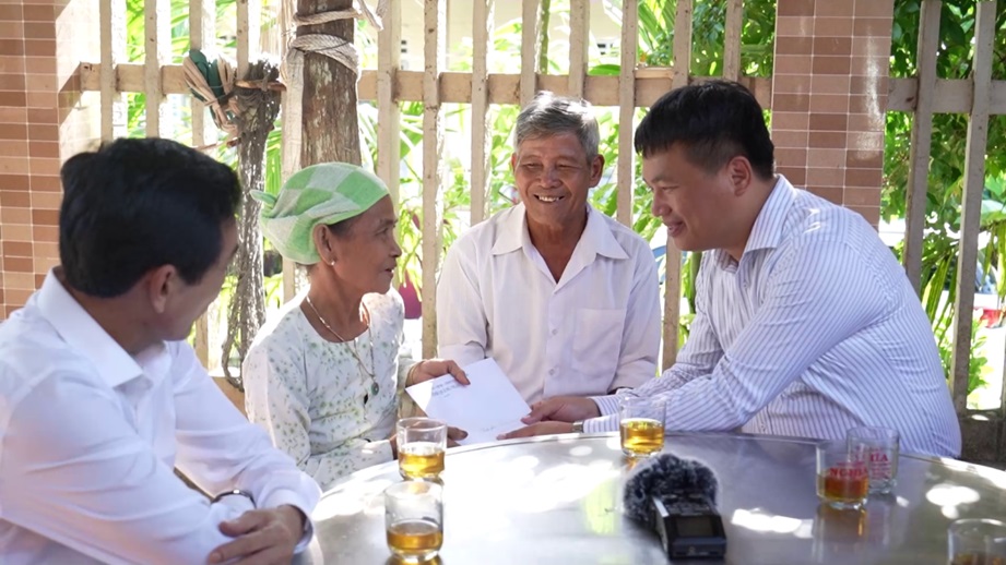 Phó Bí thư Thường trực Tỉnh ủy, Trưởng Đoàn ĐBQH tỉnh Đặng Ngọc Huy đến thăm gia đình chính sách, người có công tại huyện Tư Nghĩa