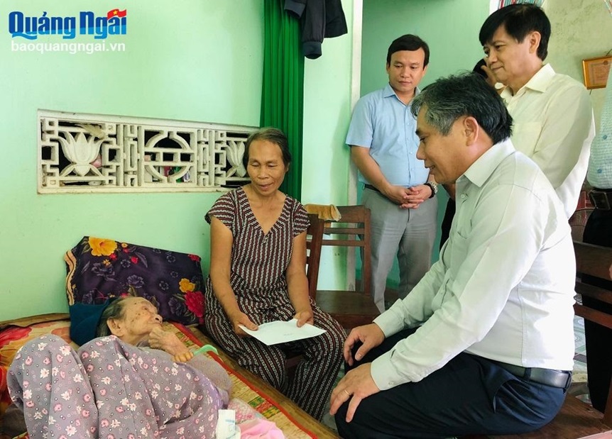 Trưởng Ban Tổ chức Tỉnh ủy Lữ Ngọc Bình thăm, tặng quà gia đình chính sách ở huyện Mộ Đức. Ảnh QNĐT