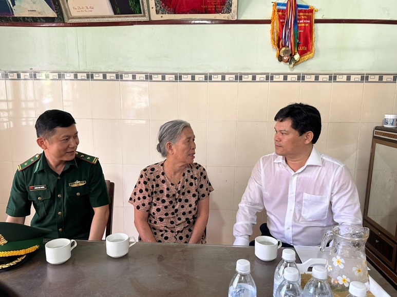 Phó Chủ tịch UBND tỉnh Trần Phước Hiền thăm, tặng quà các gia đình người có công ở huyện đảo Lý Sơn