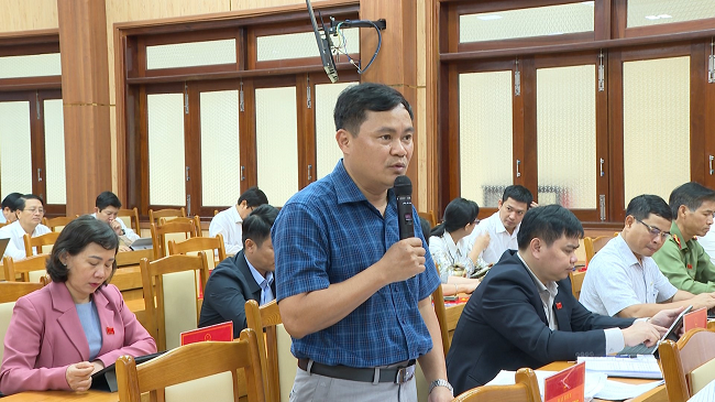 Giám đốc Sở NN&PTNT Hồ Trọng Phương thảo luận tại kỳ họp