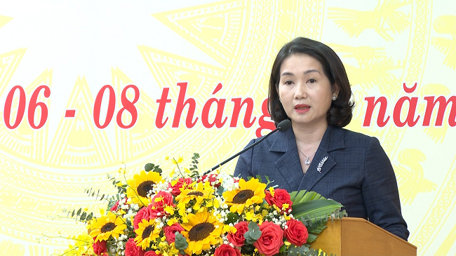 Giám đốc Sở LĐ-TB&XH Nguyễn Thị Ánh Lan trình bày quy định chính sách hỗ trợ người hoạt động cách mạng
