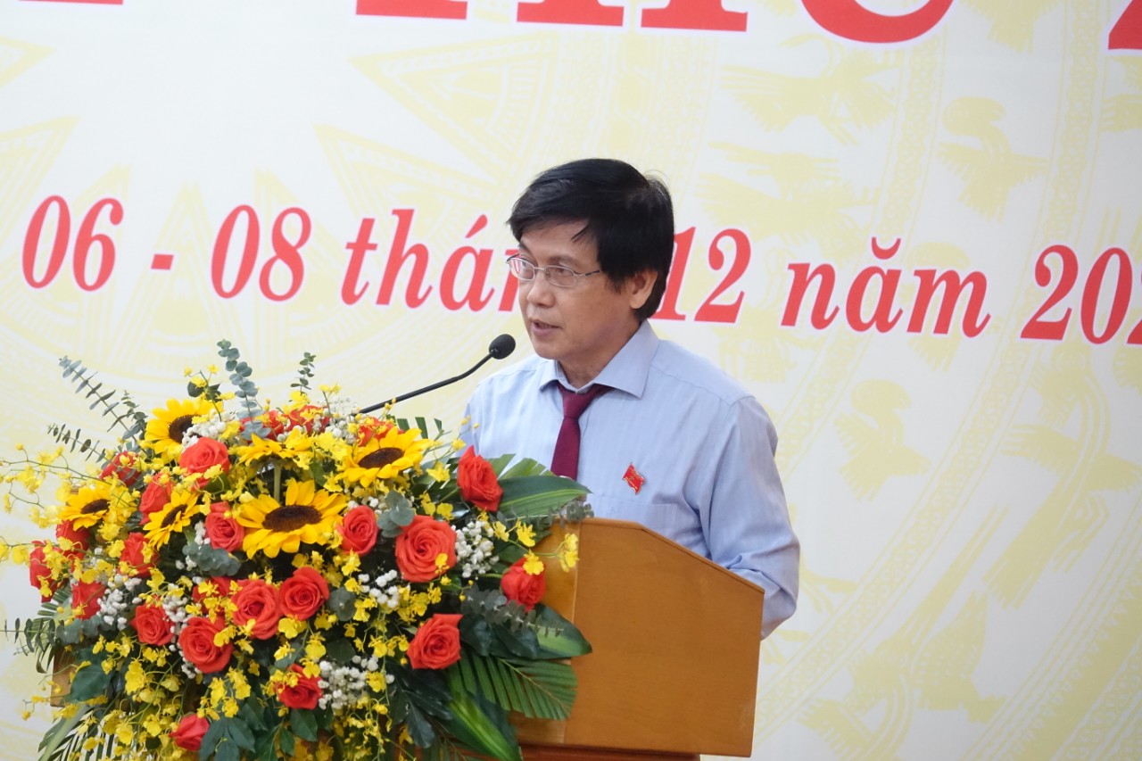 Giám đốc Sở Tài chính Nguyễn Văn Luyện báo cáo công tác tài chính tại kỳ họp