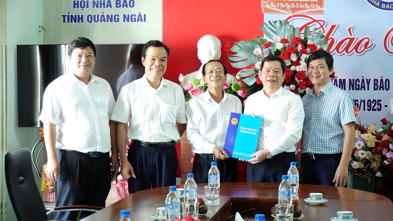 Chủ tịch UBND tỉnh Đặng Văn Minh đến thăm, chúc mừng Hội Nhà báo tỉnh