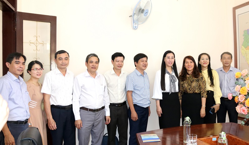 Bí thư Tỉnh ủy Bùi Thị Quỳnh Vân đến thăm, chúc mừng Sở Thông tin và Truyền thông