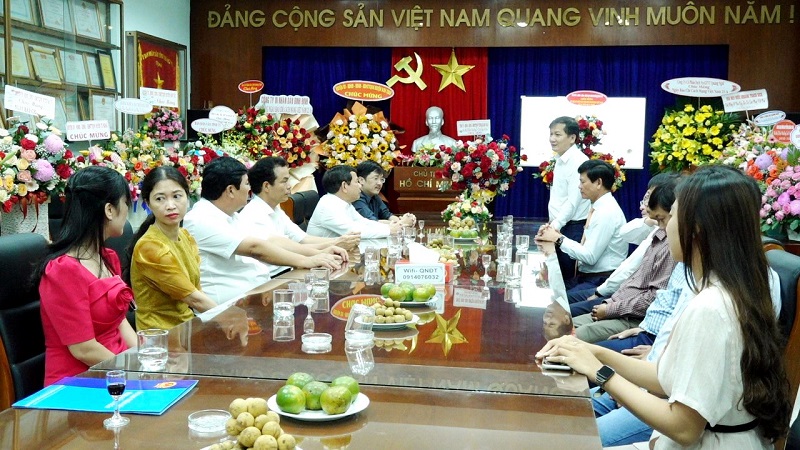 Chủ tịch UBND tỉnh Đặng Văn Minh đến thăm, chúc mừng Báo Quảng Ngãi