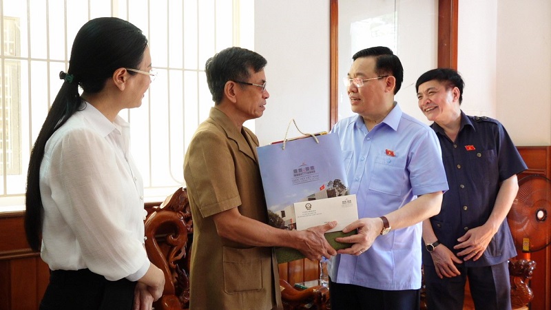Chủ tịch Quốc hội Vương Đình Huệ thăm Khu lưu niệm Thủ tướng Phạm Văn Đồng (3)