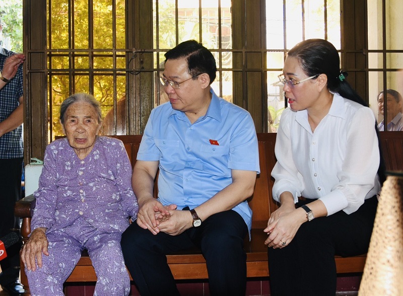 Chủ tịch Quốc hội Vương Đình Huệ thăm hỏi sức khỏe Mẹ VNAH Nguyễn Thị Thư(4)