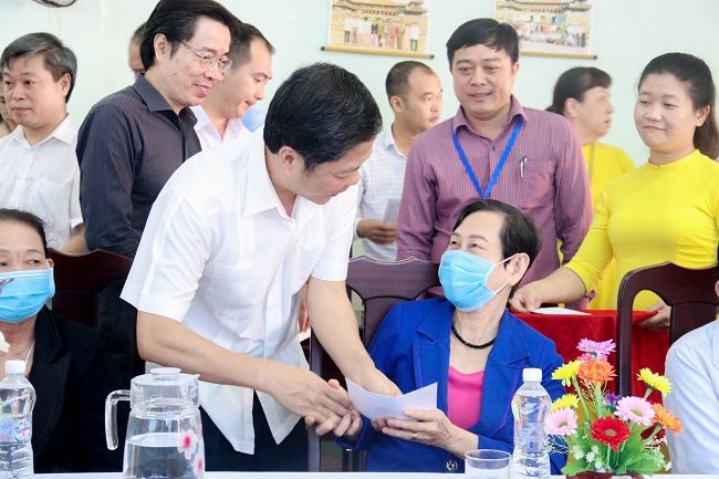 Ủy viên Bộ Chính trị, Trưởng Ban Kinh tế Trung ương Trần Tuấn Anh thăm hỏi, tặng quà người có công tại tỉnh Quảng Ngãi(6)