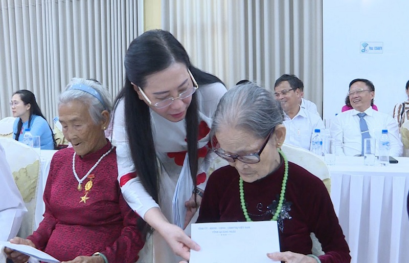 Bí thư Tỉnh ủy, Chủ tịch HĐND tỉnh Bùi Thị Quỳnh Vân tặng quà cho Mẹ VNAH (7)