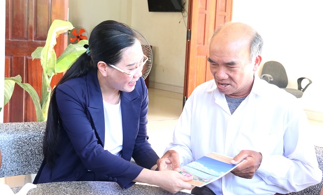 Bí thư Tỉnh ủy Bùi Thị Quỳnh Vân thăm và tặng quà cho các gia đình chính sách (8)