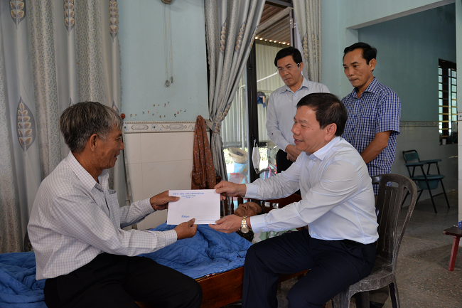 Chủ tịch UBND tỉnh thăm, tặng quà gia đình thương binh Bùi Thị Thể (xã Nghĩa Thuận) (10)
