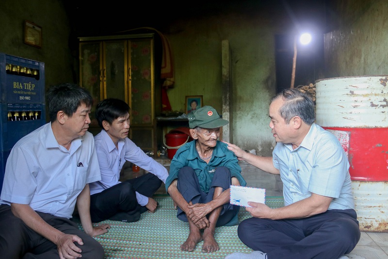 Phó Chủ tịch Thường trực UBND tỉnh Trần Hoàng Tuấn thăm và tặng quà cho gia đình ông Hồ Văn Bảng là thương binh 61% ở xã Trà Sơn, huyện Trà Bồng (11)