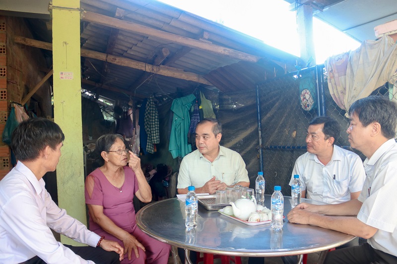 Phó Chủ tịch Thường trực UBND tỉnh Trần Hoàng Tuấn thăm và tặng quà cho gia đình bà Đỗ Thị Mai thương binh 61% ở xã Trà Tân, huyện Trà Bồng (12)