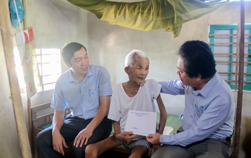 Phó Chủ tịch UBND tỉnh Võ Phiên động viên hỏi thăm gia đình ông Nguyễn Cầu thương binh 24% (xã Hành Nhân, huyện Nghĩa Hành)(14)