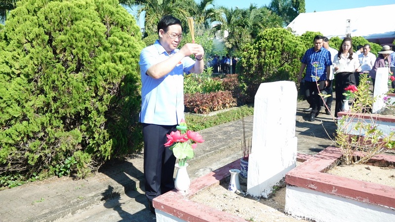 Chủ tịch Quốc hội Vương Đình Huệ và lãnh đạo tỉnh thắp hương các phần mộ liệt sĩ(17)