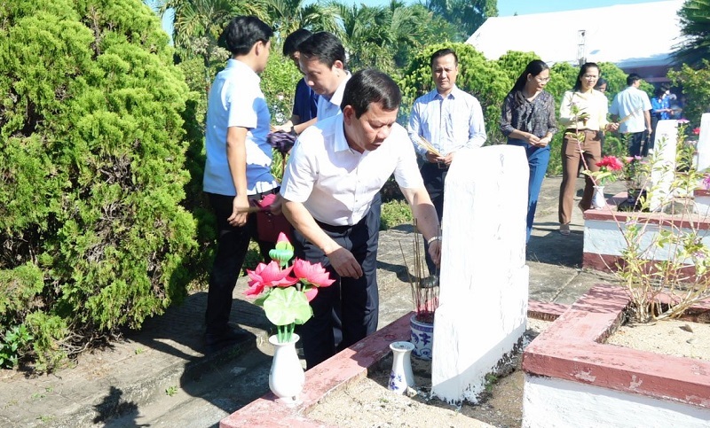 Phó Bí thư Tỉnh ủy, Chủ tịch UBND tỉnh Đặng Văn Minh thắp hương các phần mộ liệt sĩ (20)