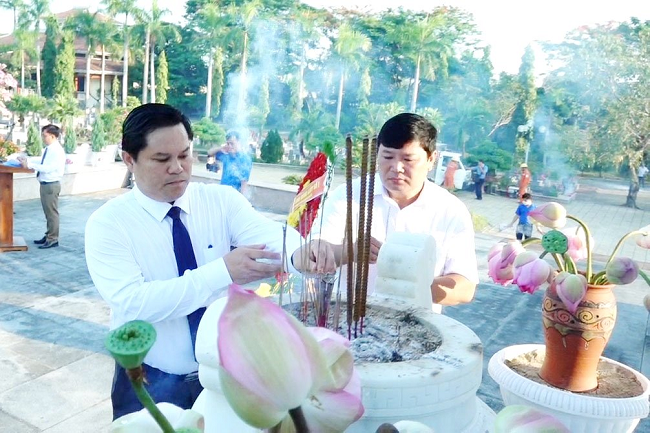 Đồng chí Trần Phước Hiền- Phó Chủ tịch UBND tỉnh (trái) viếng hương tại tượng đài liệt sĩ (22)