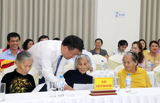 Phó Bí thư Thường trực Tỉnh ủy Đặng Ngọc Huy tặng quà tri ân các Mẹ Việt Nam anh hùng (10)