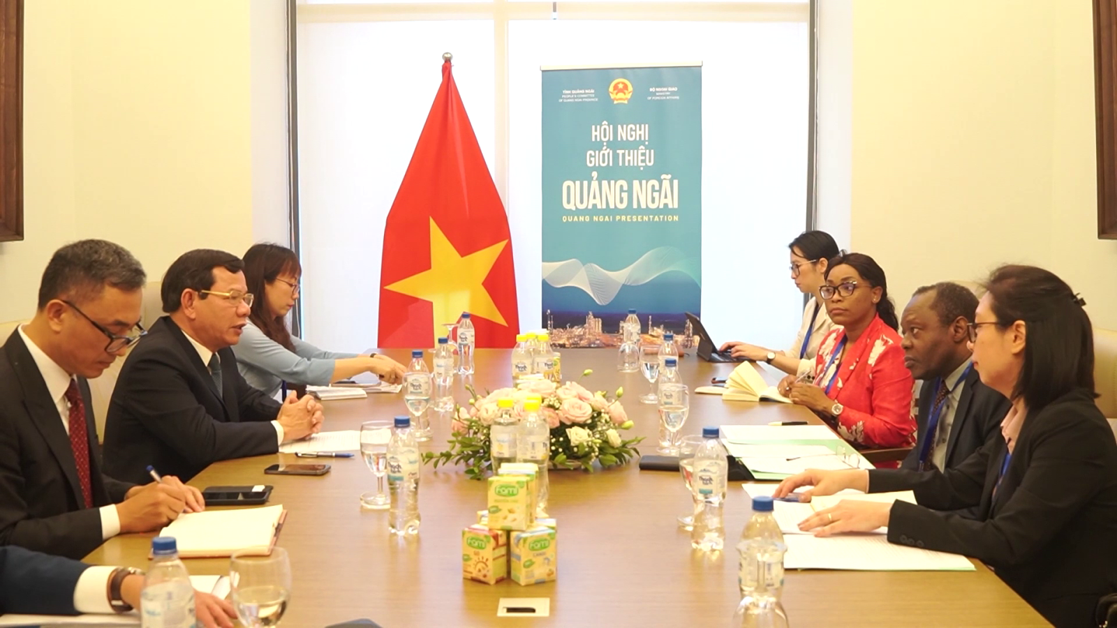 Chủ tịch UBND tỉnh Đặng Văn Minh tiếp Đại sứ Cộng hòa Angola tại Việt Nam Agostinho Fenandes.
