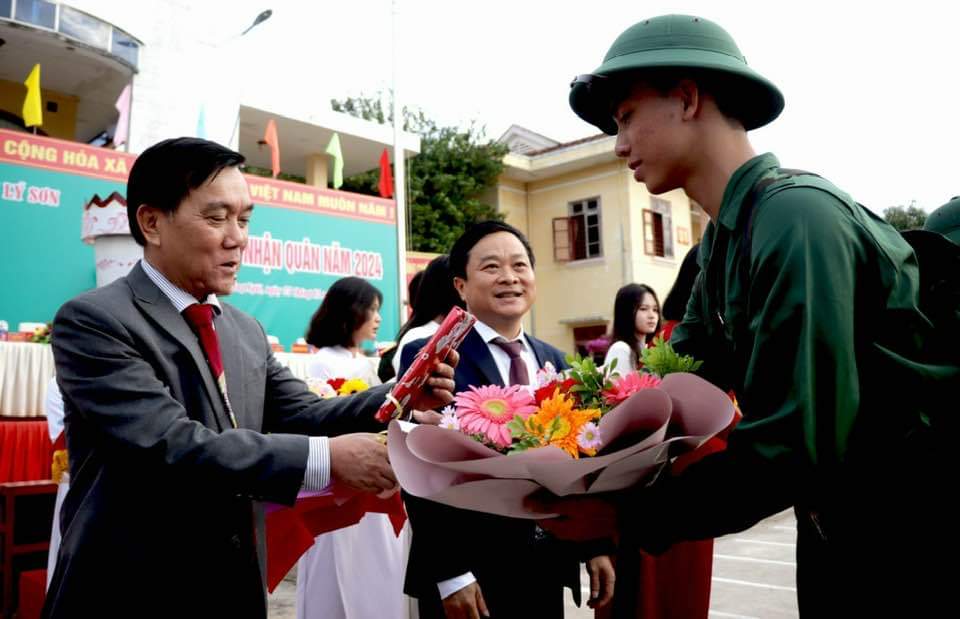 Phó Chủ tịch HĐND tỉnh Nguyễn Tấn Đức dự lễ giao quân tại huyện Lý Sơn