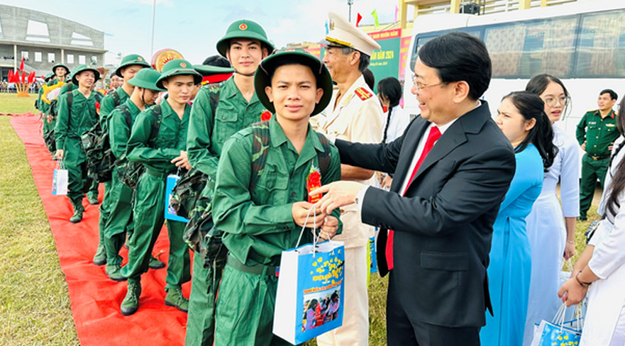 Ủy viên BTV Tỉnh ủy, Trưởng Ban quản lý KKT Dung Quất và các KCN Quảng Ngãi Hà Hoàng Việt Phương,tặng quà, động viên các tân binh huyện Bình Sơn lên đường nhập ngũ