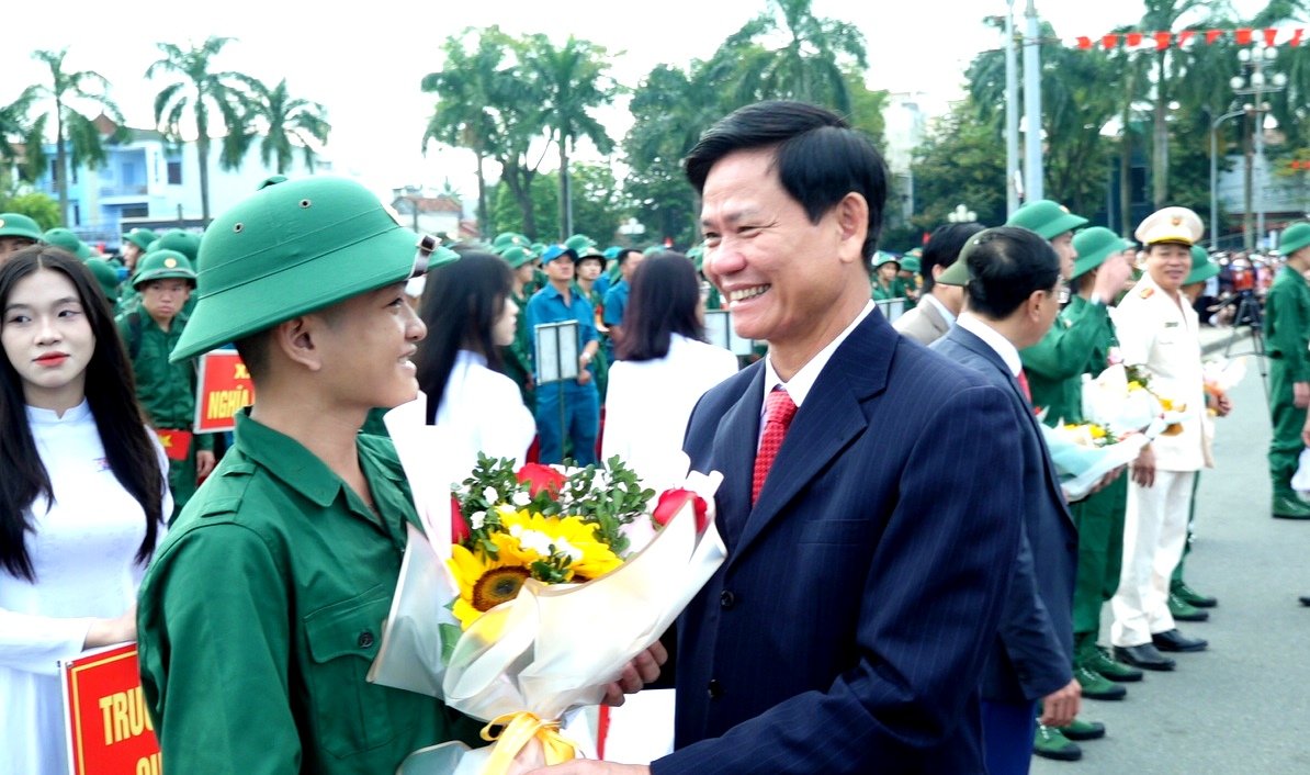 Ủy viên BTV Tỉnh ủy, Bí thư Thành ủy Ngô Văn Trong tặng hoa cho các tân binh tại thành phố Quảng Ngãi