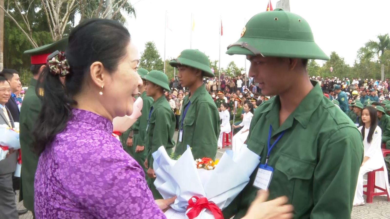 Phó Bí thư Tỉnh ủy Đinh Thị Hồng Minh tặng hoa, động viên tân binh lên đường nhập ngũ tại huyện Ba Tơ