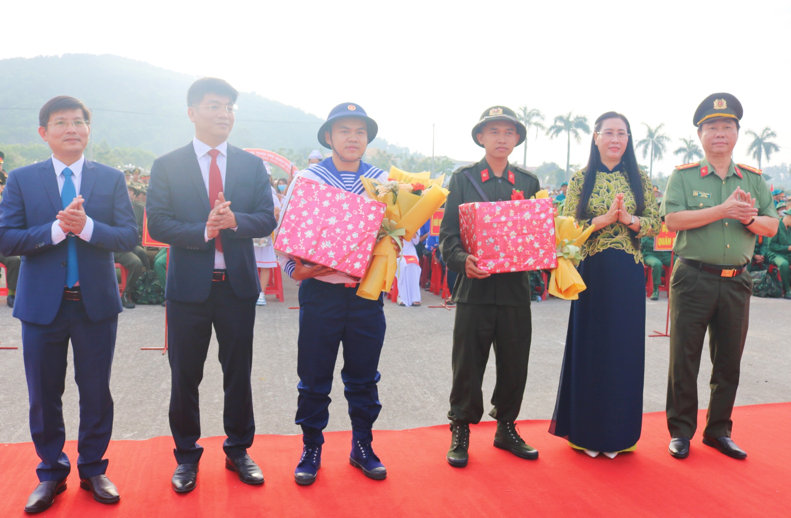 Bí thư Tỉnh ủy, Chủ tịch HĐND tỉnh Bùi Thị Quỳnh Vân tặng quà cho các tân binh tại thị xã Đức Phổ