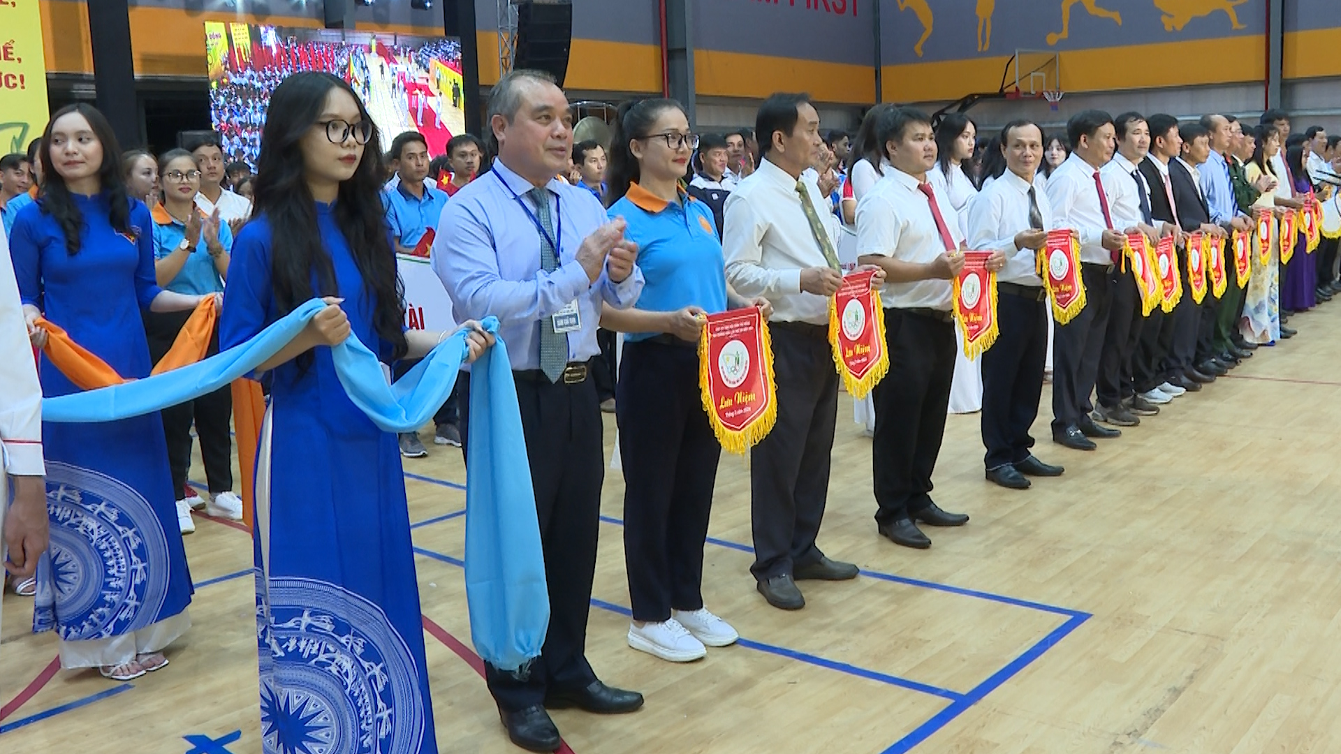 Phó Chủ tịch Thường trực UBND tỉnh Trần Hoàng Tuấn thắp lửa truyền thống, tặng cờ lưu niệm cho các đoàn tham gia hội thi (1)