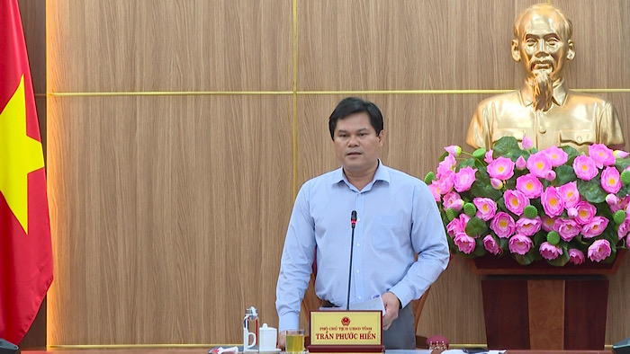 Phó Chủ tịch UBND tỉnh Trần Phước Hiền báo cáo các nội dung liên quan đến dự án đường bộ cao tốc Bắc - Nam