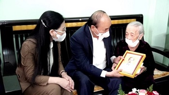 President Nguyen Xuan Phuc visited and presented gifts to Vietnamese heroic Mother Duong Thi Hon