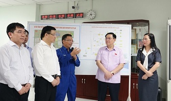 National Assembly Chairman Vuong Dinh Hue visits and works with Dung Quat Oil Refinery