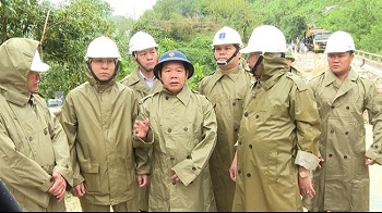 Leaders of Quang Ngai province directed to overcome the situation of landslides, search for missing people and flood prevention and control