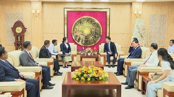 The provincial leader receives the delegation of Champasak Province
