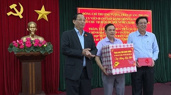 Vice Chairman of the National Assembly Tran Quang Phuong offers Tet gifts in Tra Bong district