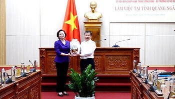 Minister of Home Affairs Pham Thi Thanh Tra met with Quang Ngai leaders