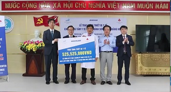 PPC's vice chairman Vo Phien attended the ceremony to donate medical equipment to Binh Son District Health Center