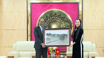 Secretary of the Provincial Party Committee, Bui Thi Quynh Van, receives the delegation of Singapore Embassy in Vietnam