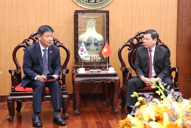 Chairman of the Provincial People's Committee Dang Van Minh received the Consul General of the Republic of Korea in Danang City Mr. Kang Boo Sung.