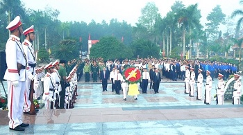 Provincial leaders visit the Provincial Martyrs' Cemetery ahead the Lunar New Year