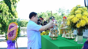 NA Chairman Mr. Vuong Dinh Hue offers incense in tribute to martyrs in Quang Ngai