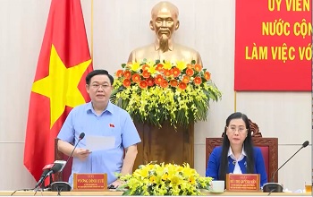The NA's chairman Mr Vuong Dinh Hue met with Quang Ngai leaders
