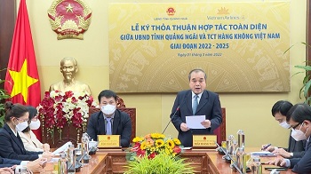 Quang Ngai provincial People's Committee and Vietnam Airlines Corporation (Vietnam Airlines) signed a comprehensive cooperation agreement