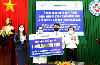 Doosan Vina presented two packages of medical equipment to the Provincial General Hospital and Quang Ngai Hospital for Women and Children