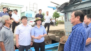 Minister of Agriculture and Rural Development Le Minh Hoan inspects the prevention and control of Typhoon Noru in Quang Ngai province
