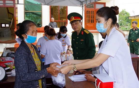 Military 175 Hospital provides medical examination and medicine to the people of Quang Ngai