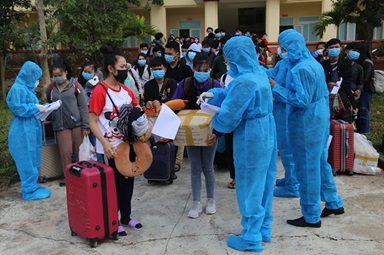 Nearly 200 Laos’ students come back to study in Quang Ngai province after quarantine time