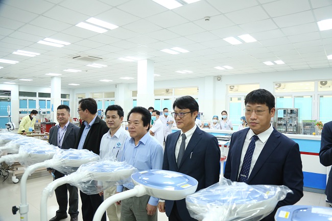 Two Quang Ngai’s hospitals received the medical equipment support packages worth nearly 1.8 billion