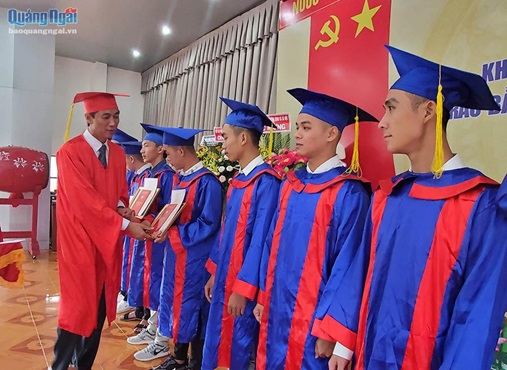 Dung Quat Technology College opened the new school year and awarded diploma to students
