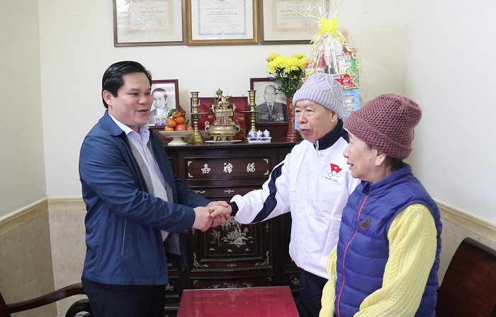 The PPC’s Vice Chairman Tran Phuoc Hien pays Tet visits to former leaders of the province
